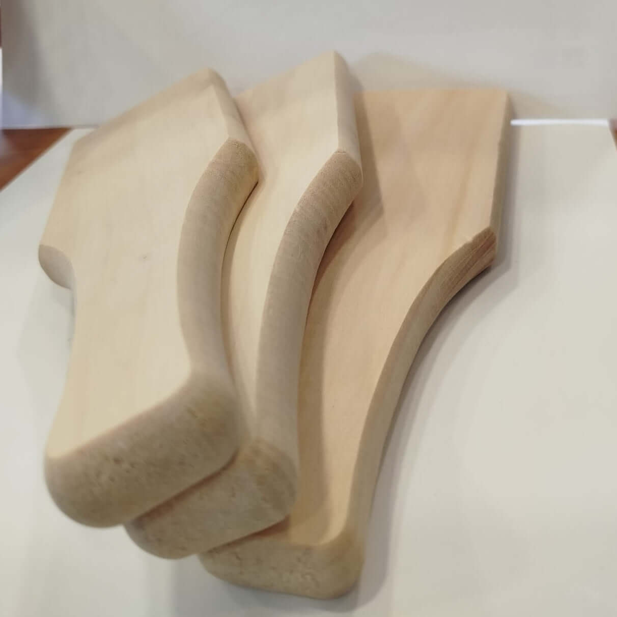 Batedor para cerâmica em madeira, perfeito para compactar e dar forma ao barro.