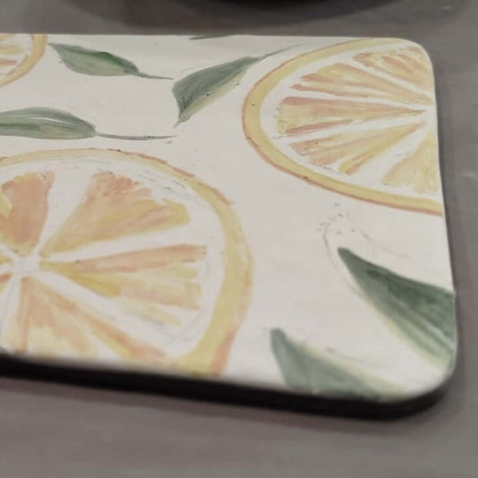 Pintura em Azulejo com design de limões em cores suaves, destacando a arte tradicional portuguesa.