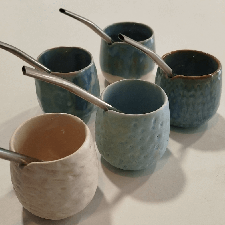 Mate cerâmica artesanal em diversas cores com bombilhas, ideal para uso diário e presentes especiais.