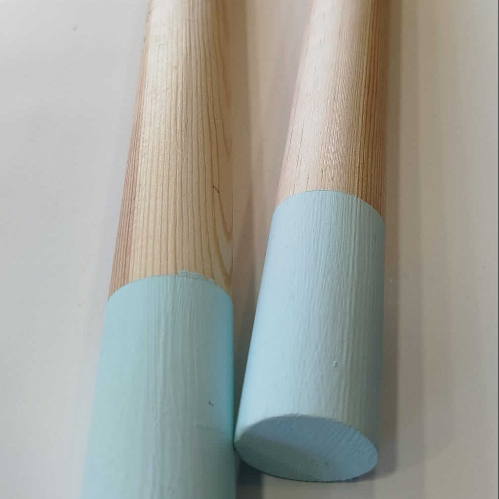 Rolo de madeira in two colors, showcasing a natural wood finish with blue-painted ends, perfect for crafting and DIY projects.