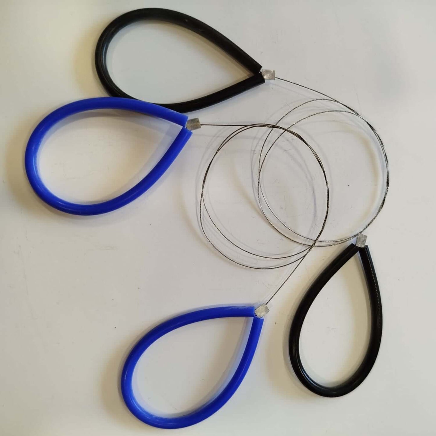 Garrote para cortar argila crua ou desenformar peças do torno de oleiro com precisão.