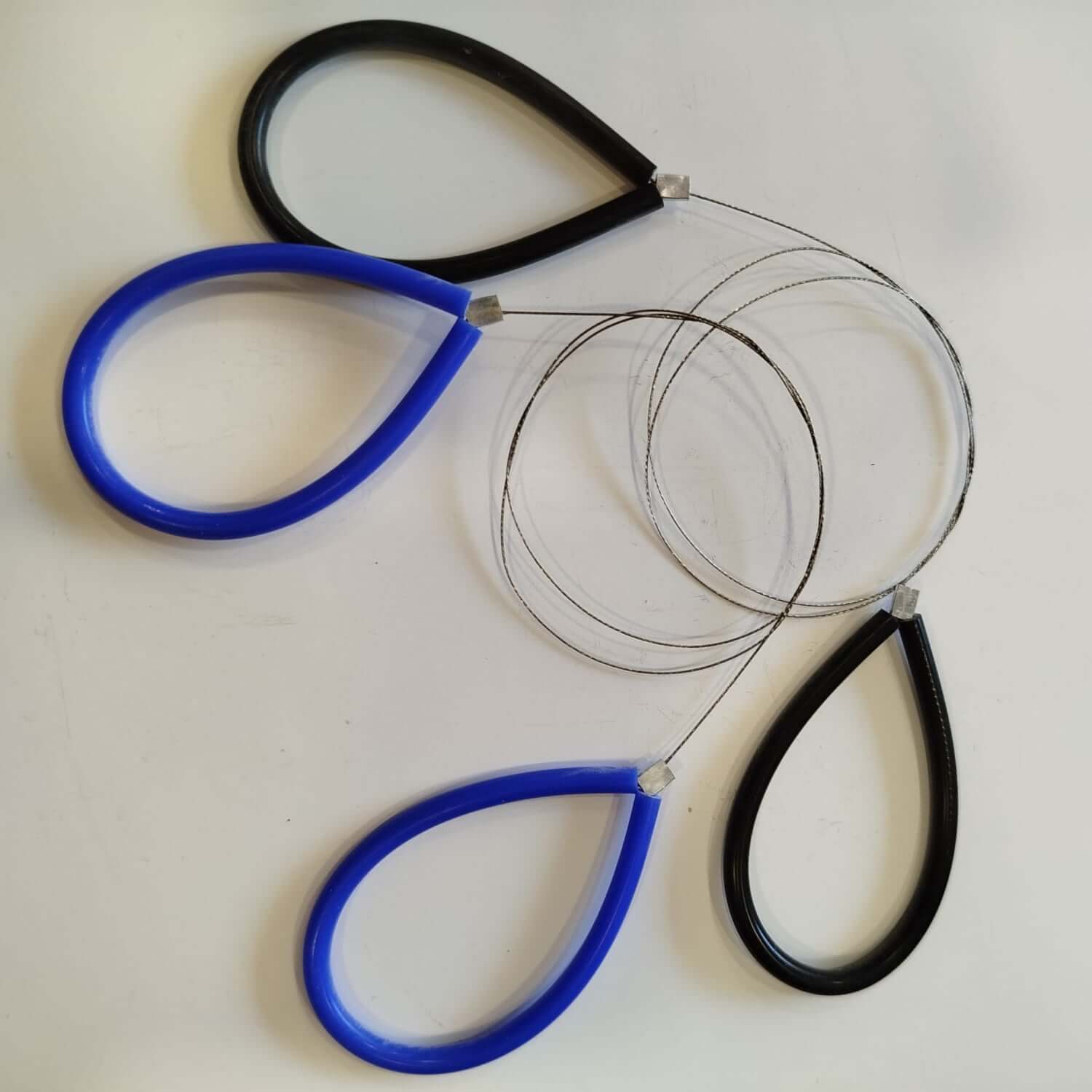 Garrote para cortar argila crua ou desenformar peças do torno de oleiro com precisão.