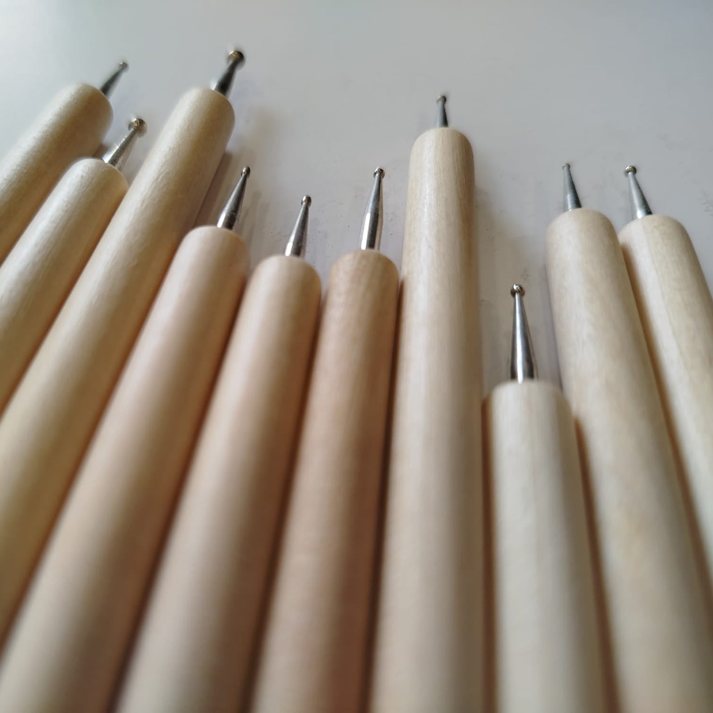 Bolos de madeira ponta metálica fina