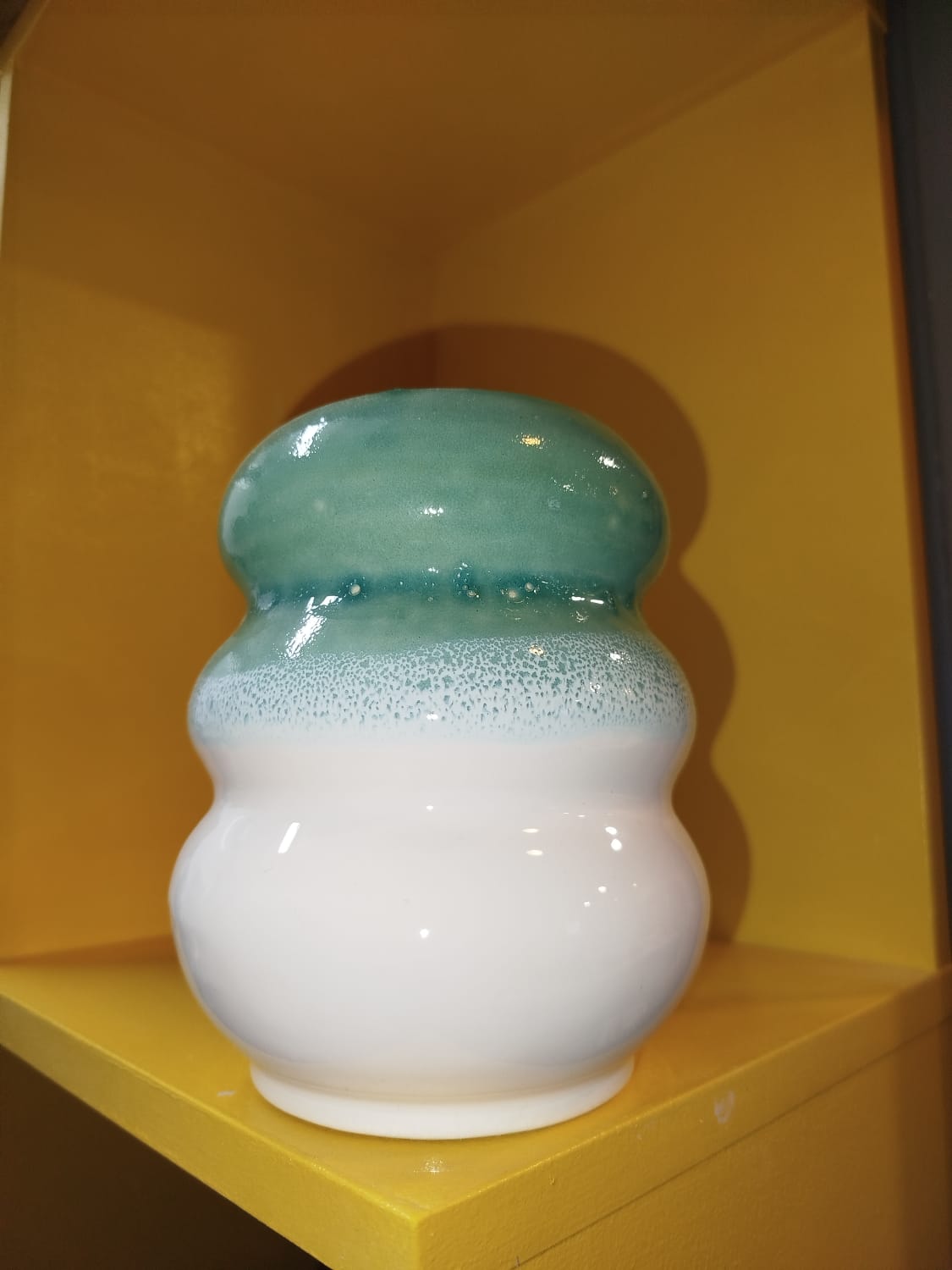 Peça Decorativa em Cerâmica – Turquesa e Branco