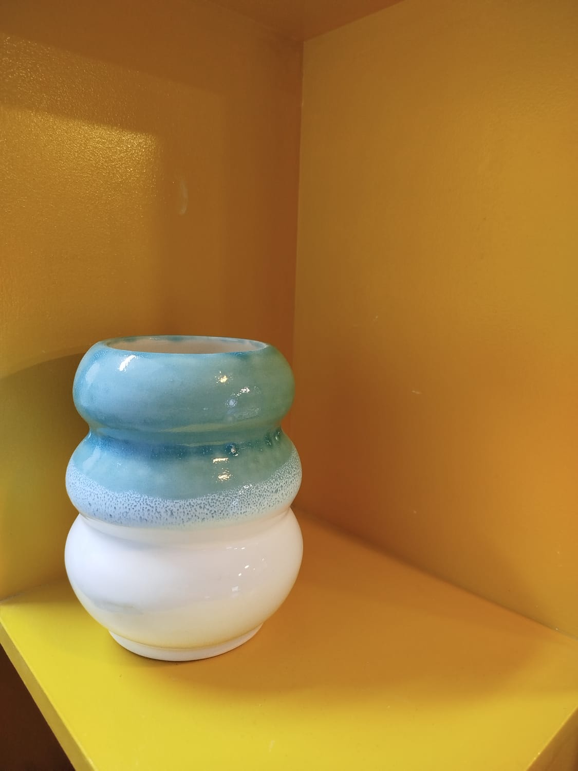 Peça Decorativa em Cerâmica – Turquesa e Branco