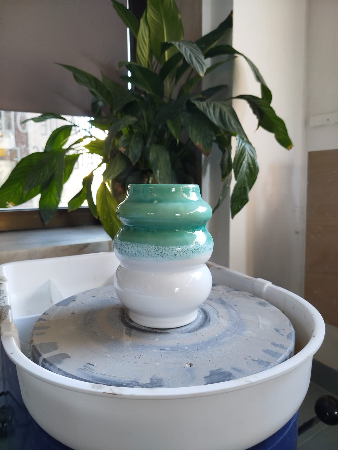 Peça Decorativa em Cerâmica – Turquesa e Branco