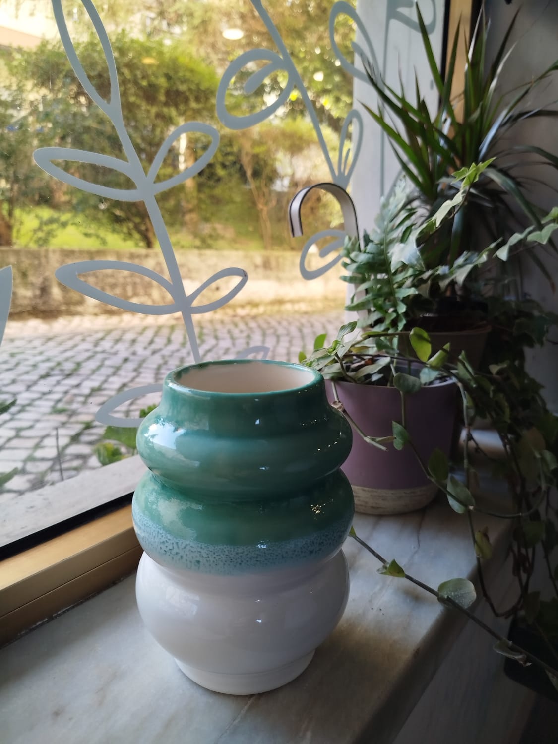 Peça Decorativa em Cerâmica – Turquesa e Branco