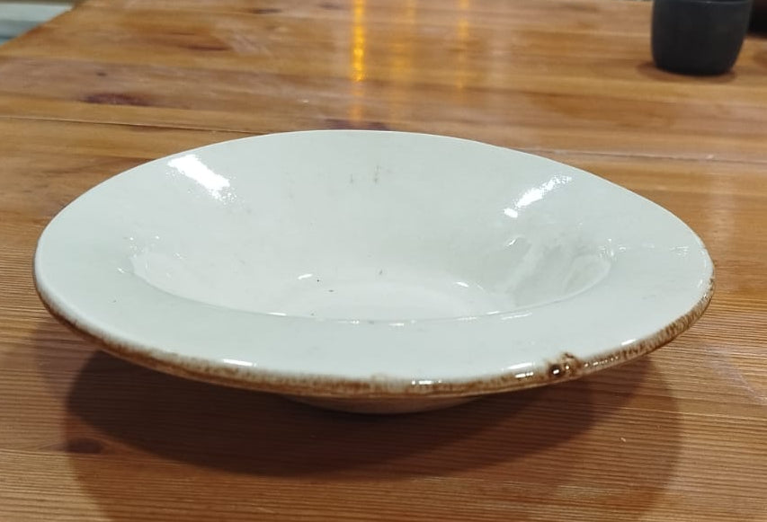 Prato Fundo em Grés com “Alas” Irregulares