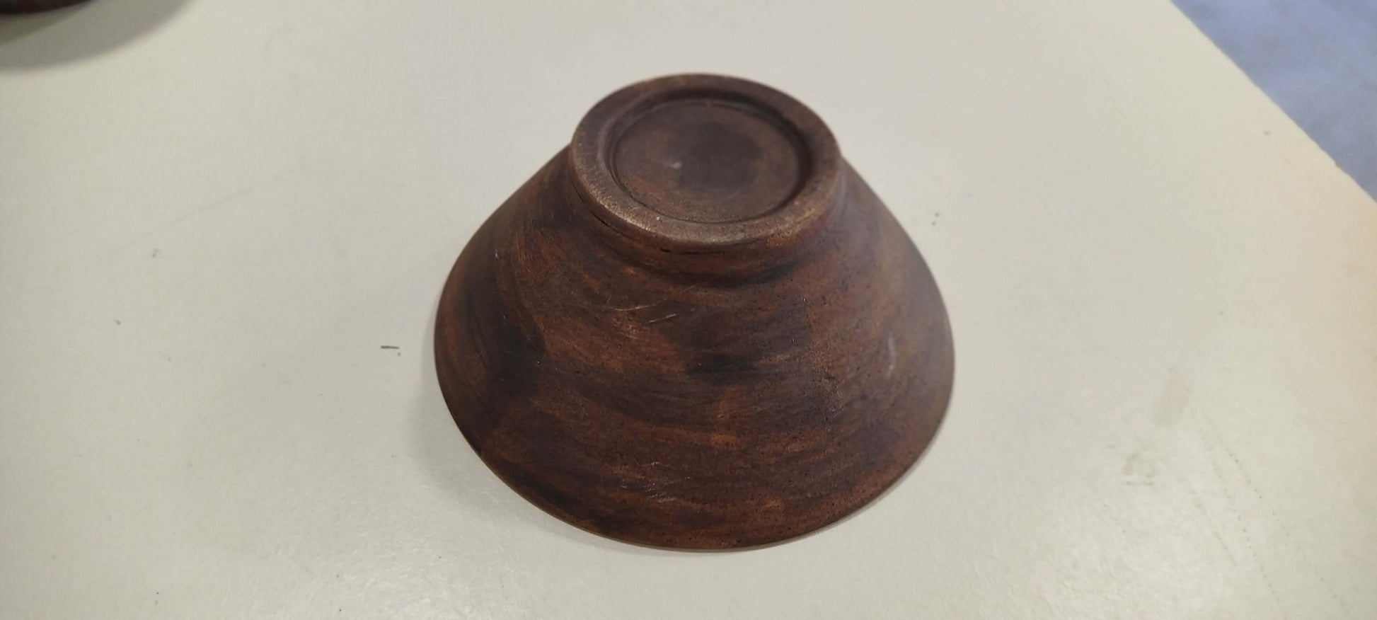 Tigela diâmetro 13,5cm feita à mão com acabamento rústico em manganês e interior vidrado.