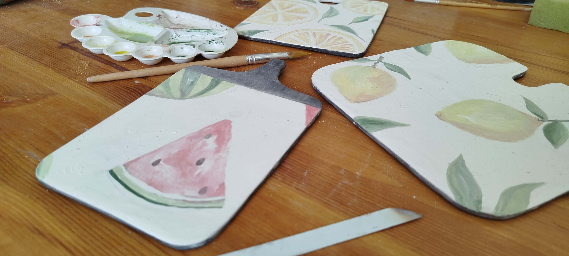 Pintura em Azulejo com detalhes de frutas em azulejos decorados à mão, mostrando arte tradicional portuguesa.