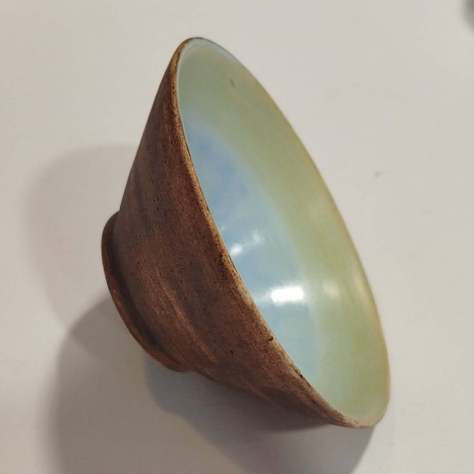 Tigela diâmetro 13,5cm, feita à mão com acabamento de manganês e interior vidrado, ideal para uso alimentar diário.