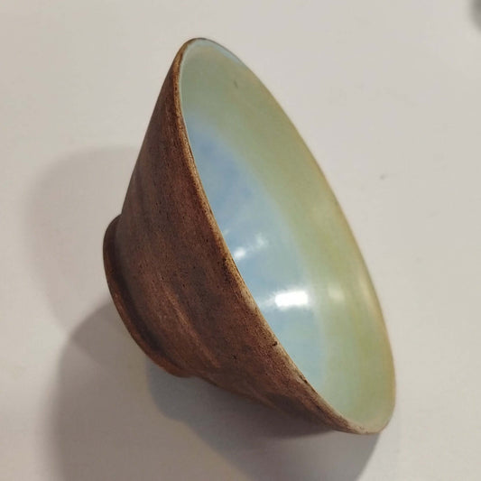 Tigela diâmetro 13,5cm, feita à mão com acabamento de manganês e interior vidrado, ideal para uso alimentar diário.