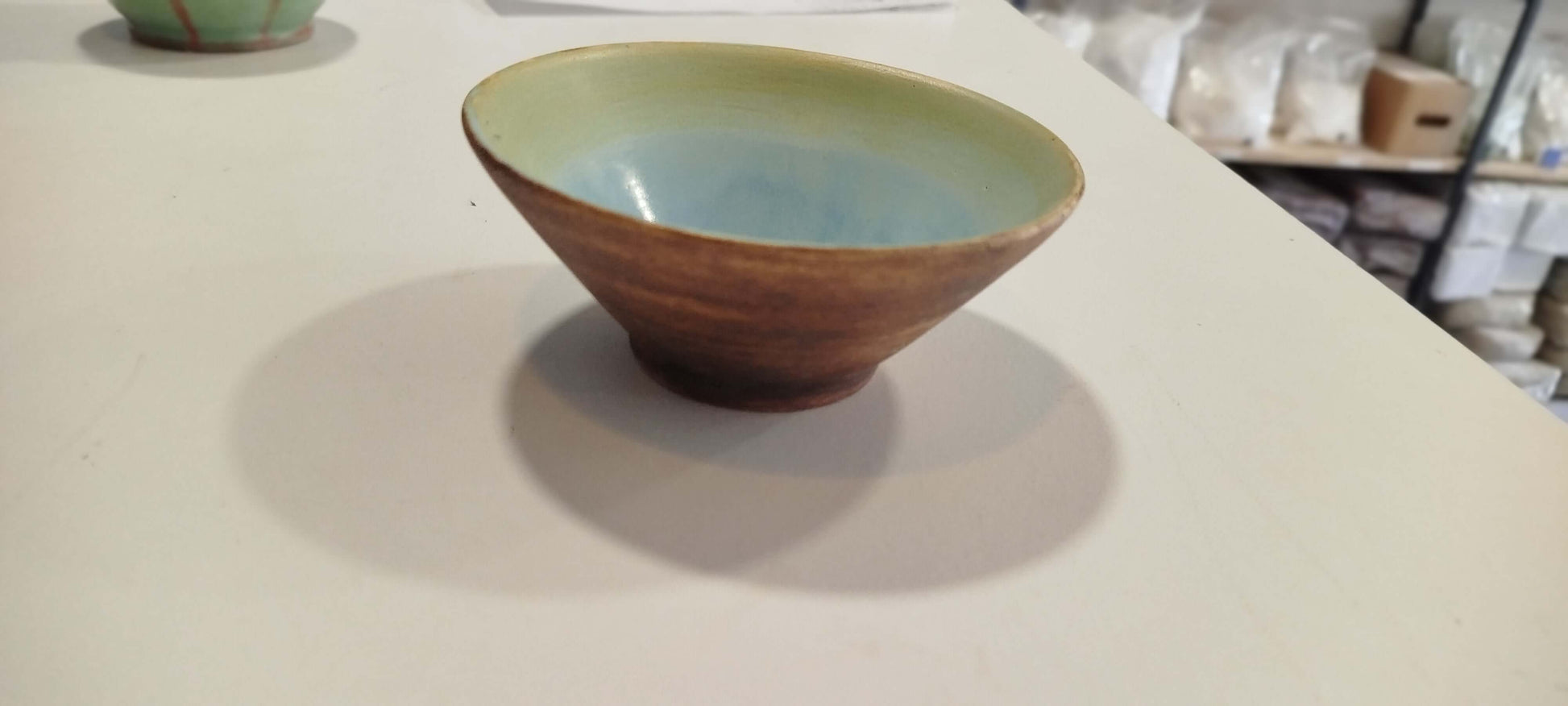 Tigela diâmetro 13,5cm, feita à mão com acabamento rústico e interior vidrado, ideal para uso alimentar diário.