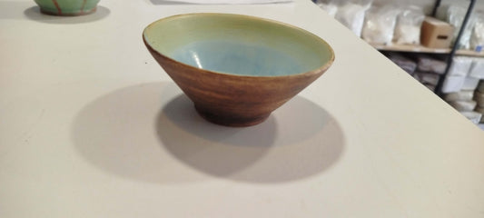 Tigela diâmetro 13,5cm, feita à mão com acabamento rústico e interior vidrado, ideal para uso alimentar diário.